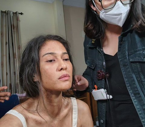 MUA Confesses the Process of Making Dian Sastro's Makeup Look Messy and Gracefully Characteristic in Gadis Kretek