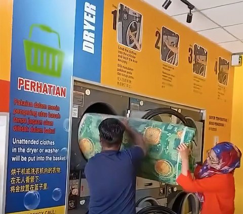 So Daring! This Married Couple Insists on Washing Two Thick Mattresses in a Self-Service Laundry Washing Machine, Netizens Are Furious