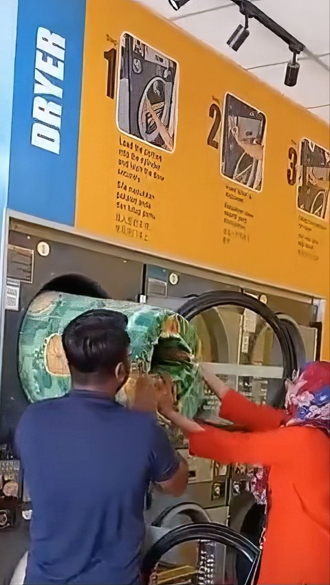 So Daring! This Married Couple Insists on Washing Two Thick Mattresses in a Self-Service Laundry Washing Machine, Netizens Are Furious