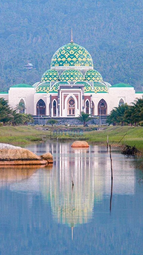 Intip Kemegahan Masjid Agung Natuna di Kepulauan Riau, Bak Miniatur Taj Mahal di India<br>