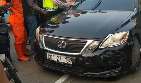 Sementara untuk identitas pengemudi mobil, sampai saat ini polisi masih menyelidiki.