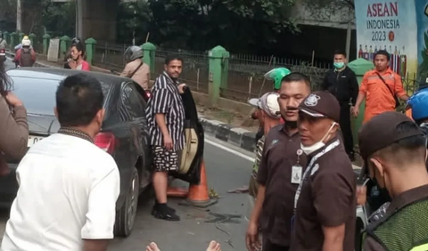 Namun, pengemudi mobil tetap melaju ke arah barat. Saat itu, kendaraan kembali terlibat kecelakaan setiba di depan Rumah Sakit Koja.