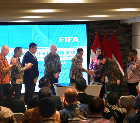 Presiden Joko Widodo atau Jokowi meresmikan kantor perwakilan FIFA di Jakarta, pada Jumat (10/11/2023). Kantor yang berstatus sebagai FIFA Permanent Office South Asian Hub itu berlokasi di Menara Mandiri II, Jalan Jenderal Sudirman, Jakarta.