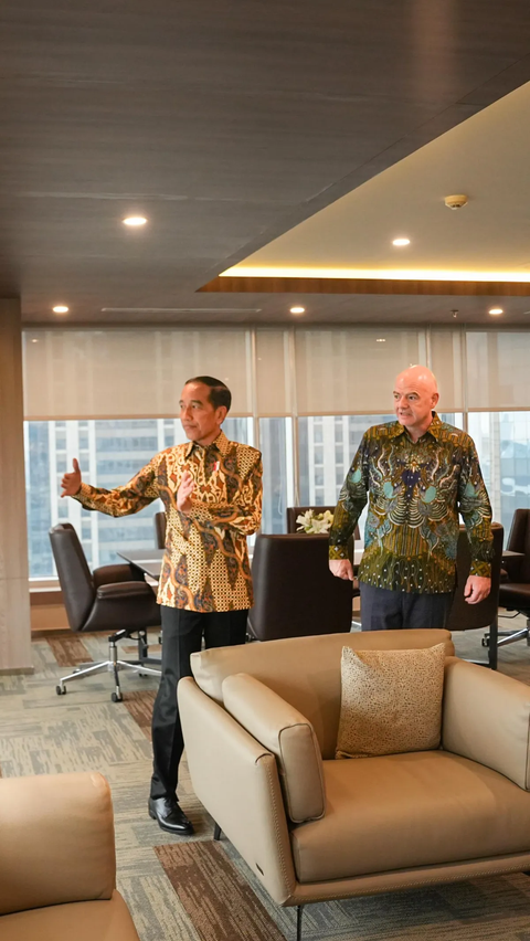 Jokowi menyebut keberadaan kantor tetap FIFA Asia di Jakarta ini membuktikan bahwa Indonesia memiliki potensi besar memajukan sepak bola Tanah Air di kancah dunia.