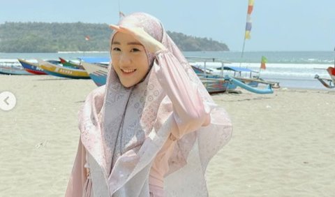 Larissa Chou ke Pantai Menggunakan Gamis Syar'i