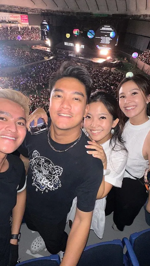 Deretan Foto Boy William dan Keluarga di Jepang, Seru Banget Nonton Konser Coldplay