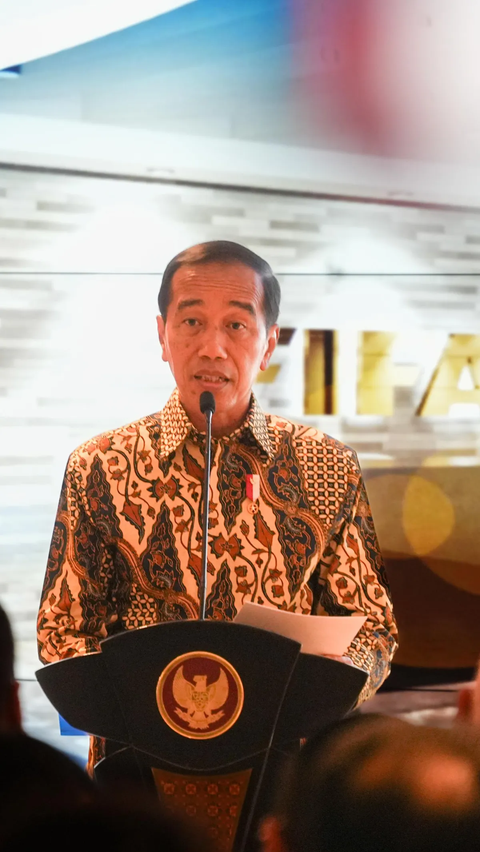 Jokowi Beri Tanda Kehormatan Bintang Jasa ke Presiden FIFA di Istana