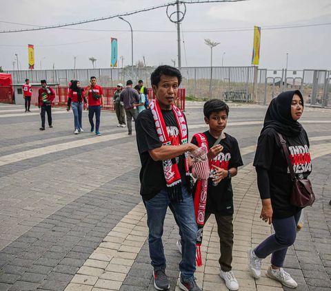 Ribuan suporter Timnas Indonesia tampak mulai memadati Stadion Gelora Bung Tomo (GBT), Surabaya, Jawa Timur, Jumat (10/11/2023). Mereka datang untuk menyaksikan duel Timnas Indonesia U-17  vs Timnas Ekuador U-17 dalam pembukaan Piala Dunia U-17 2023.