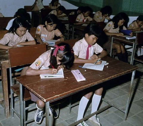 Old Portrait of the Atmosphere of Jatiluhur Elementary School Class in 1980, Apparently the Students are Free to Wear This