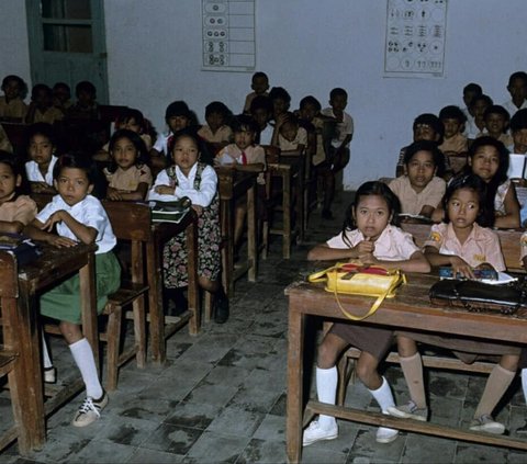 Old Portrait of the Atmosphere of Jatiluhur Elementary School Class in 1980, Apparently the Students are Free to Wear This