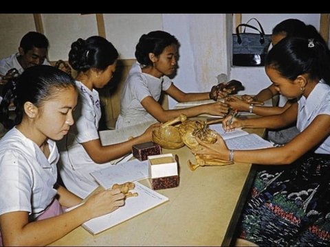 Old Photo of UGM Medical Students During Practicum in 1978, Netizens Focus on Gold Jewelry and Luxury Bags: Definitely Rich People