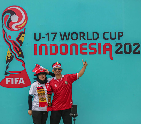 FOTO: Antusiasme Suporter Timnas Indonesia Serbu Gelora Bung Tomo Jelang Pembukaan Piala Dunia U-17