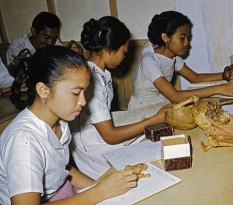 Old Photo of UGM Medical Students During Practicum in 1978, Netizens Focus on Gold Jewelry and Luxury Bags: Definitely Rich People