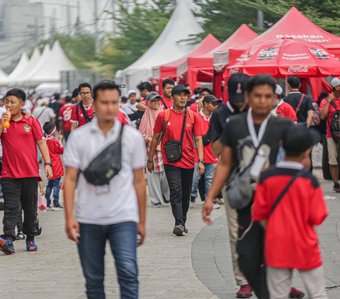 FOTO: Antusiasme Suporter Timnas Indonesia Serbu Gelora Bung Tomo Jelang Pembukaan Piala Dunia U-17