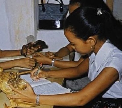 Old Photo of UGM Medical Students During Practicum in 1978, Netizens Focus on Gold Jewelry and Luxury Bags: Definitely Rich People