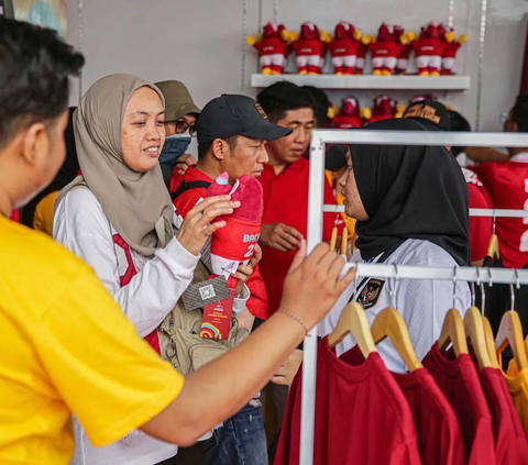 FOTO: Souvenir Piala Dunia U-17 Mulai Diburu Suporter di Stadion Gelora Bung Tomo