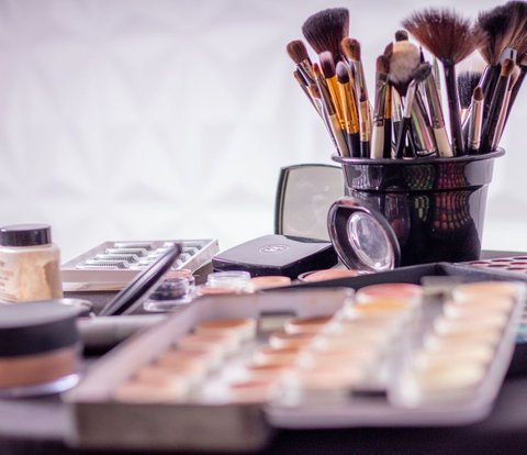 Jangan Gampang Tergiur Iklan, 5 Produk Makeup yang Tak Wajib Dimiliki