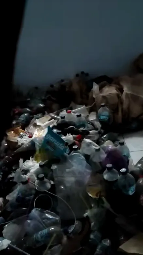 Viral Penghuni Kos Hidup dengan Kamar Penuh Sampah, Isi Bekas Botol Kemasan Bikin Mual<br>