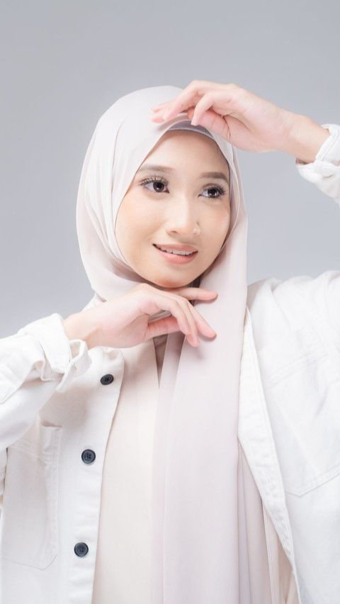 Tutorial Hijab Segi Empat Style Pashmina, Cocok Dipakai Hangout

Translation: Four-Sided Hijab Pashmina Style Tutorial, Suitable for Hangout
