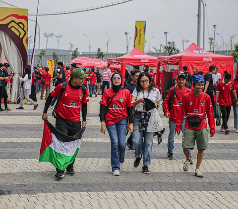 Wali Kota Surabaya Eri Cahyadi menyebut bahwa tiket pada pembukaan Piala Dunia u-17 itu sudah habis terjual untuk pertandingan pertama pada Jam 16.00 WIB.