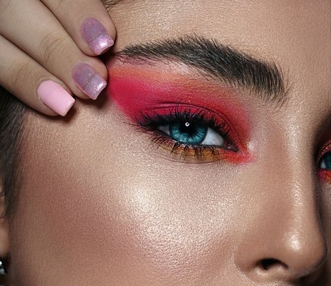 Menguak Rahasia Makeup Artis Atasi Eyeshadow 'Bolong'