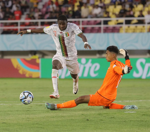 Timnas Mali sukses menaklukkan Timnas Uzbekistan dalam laga perdana Grup B Piala Dunia U-17 2023 di Stadion Manahan, Surakarta, Jawa Tengah, Jumat (10/11/2023) sore WIB. Mali berhasil menang telak 3-0 atas Uzbekistan.