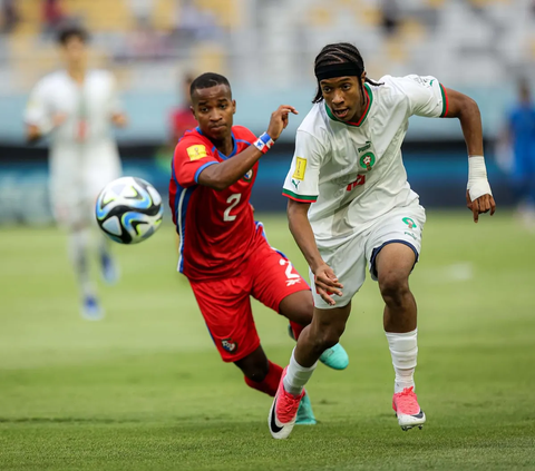 Timnas Maroko U-17 sukses mengalahkan Panama U-17 di matchday 1 Grup A Piala Dunia U-17 2023 di Stadion Gelora Bung Tomo, Surabaya, Jumat (10/11/2023) sore WIB. Panama secara umum mendominasi penguasaan bola, tetapi Maroko bisa menang berkat lini serang mereka yang lebih klinis.