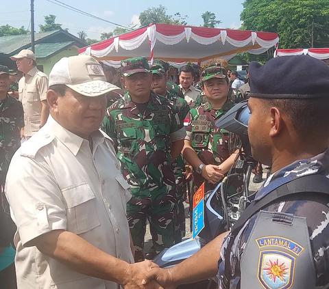 Prabowo mengunjungi Makodim itu dalam rangka penyerahan bantuan sepeda motor yang kepada para Prajurit TNI & Polri, Jumat (10/11).