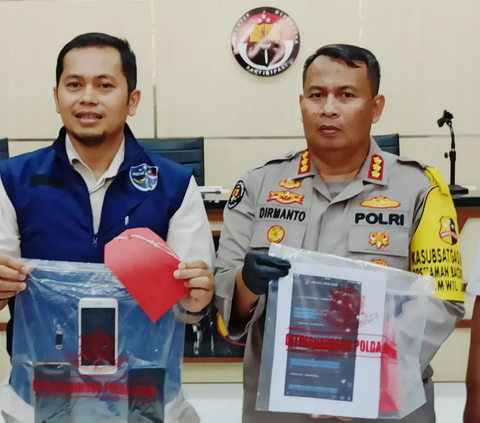 Terduduk Lesu Pakai Baju Tahanan, Pemuda di Pasuruan Ditangkap usai Jual Foto dan Video Porno Anak-Anak