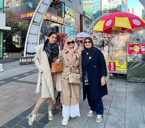 10 Momen Titi Kamal Ajak Ibunda Jalan-jalan ke Korea Selatan, Netizen 'Paling Bahagia Menyenangkan Orang Tua'