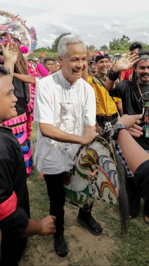 Beri Gamelan ke Seniman, Ganjar Harap Seni dan Budaya di Sumut Terus Berkembang<br>