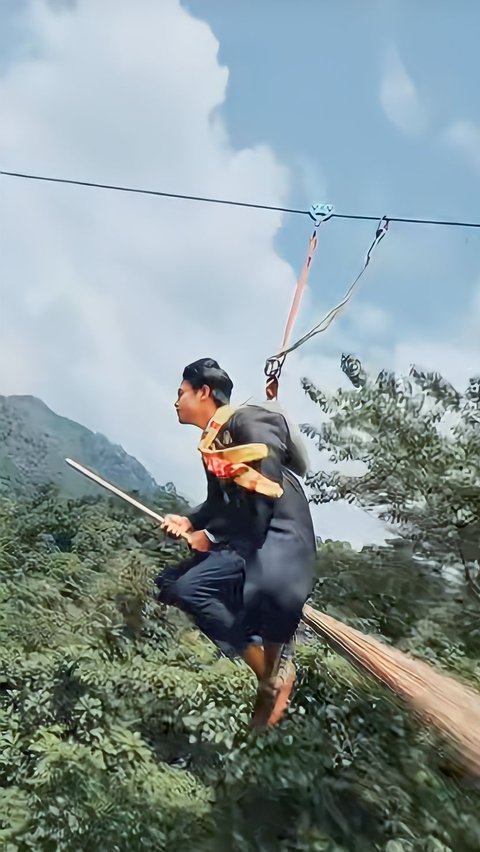 Jadi Penggila Harry Potter, Pria Ini Naik Flying Fox Bawa Sapu Terbang