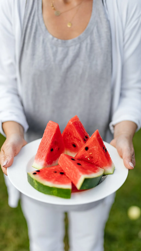 Sejumlah manfaat tersebut bisa diperoleh dari konsumsi pinggiran buah semangka ini.