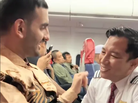Touching Moment Steward Hugs Passenger from Palestine as an Act of Empathy
