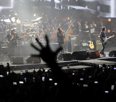 Band rock legendaris Indonesia God Bless saat menghibur para penggemarnya dalam Indofood presents God Bless Konser Emas 50 Tahun with Tohpati Orchestra di Istora Senayan,Jakarta, Jumat (10/11/2023). Konser emas 50 tahun God Bless menceritakan perjalanan mereka selama setengah abad dalam dunia musik.