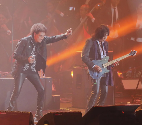 Band rock legendaris Indonesia God Bless saat menghibur para penggemarnya dalam Indofood presents God Bless Konser Emas 50 Tahun with Tohpati Orchestra di Istora Senayan,Jakarta, Jumat (10/11/2023). Konser emas 50 tahun God Bless menceritakan perjalanan mereka selama setengah abad dalam dunia musik.