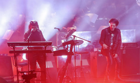 Band rock legendaris Indonesia God Bless saat menghibur para penggemarnya dalam Indofood presents God Bless Konser Emas 50 Tahun with Tohpati Orchestra di Istora Senayan,Jakarta, Jumat (10/11/2023). Konser emas 50 tahun God Bless menceritakan perjalanan mereka selama setengah abad dalam dunia musik.