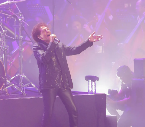 Band rock legendaris Indonesia God Bless saat menghibur para penggemarnya dalam Indofood presents God Bless Konser Emas 50 Tahun with Tohpati Orchestra di Istora Senayan,Jakarta, Jumat (10/11/2023). Konser emas 50 tahun God Bless menceritakan perjalanan mereka selama setengah abad dalam dunia musik.