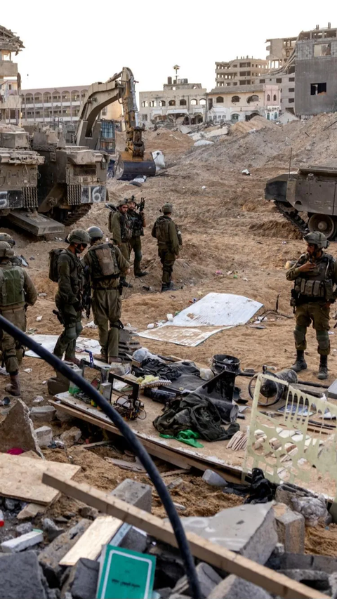 Pasukan angkatan darat Israel telah memasuki jantung Kota Gaza. Mereka mengepung kota yang dikuasai Hamas dan melakukan operasi penyisiran pada bangunan-bangunan yang hancur dirudal olehnya. Selama penyisiran mereka menemukan sejumlah benda mirip rudal hingga rompi anti peluru.