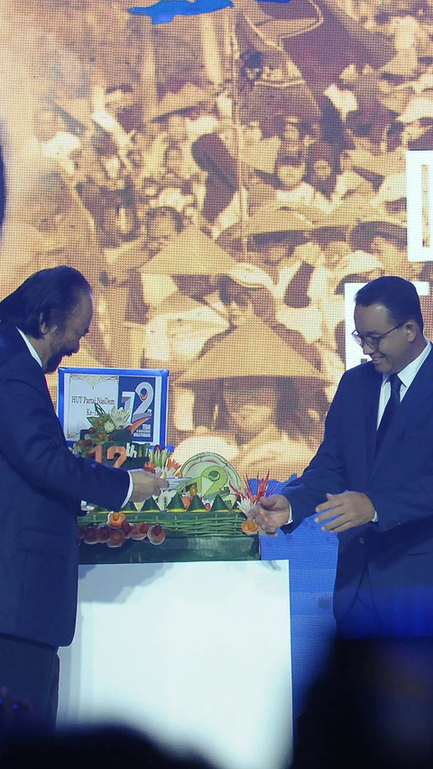 Ketua Umum Partai Nasional Demokrat (NasDem) Surya Paloh memberikan tumpeng kepada Calon Presiden dan Wakil Presiden Anies Baswedan, Muhaimin Iskandar di Kantor DPP Nasdem, Jakarta, Sabtu (11/11/2023).