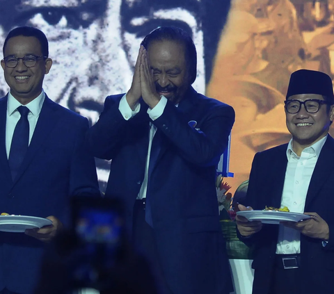 Ketua Umum Partai Nasional Demokrat (NasDem) Surya Paloh memberikan tumpeng kepada Calon Presiden dan Wakil Presiden Anies Baswedan, Muhaimin Iskandar di Kantor DPP Nasdem, Jakarta, Sabtu (11/11/2023).