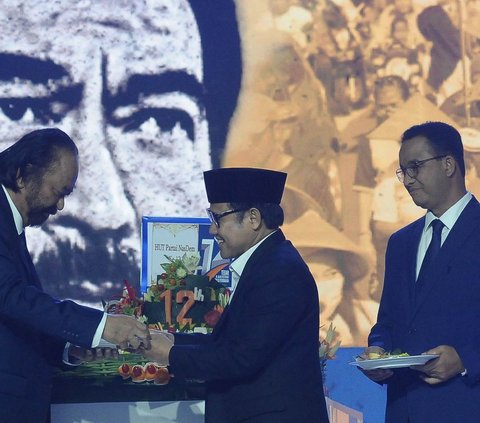 FOTO: Momen HUT ke-12 Partai NasDem, Surya Paloh Potong Tumpeng untuk Anies-Cak Imin