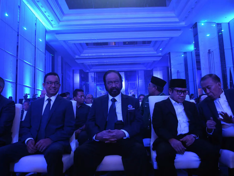 Ketua Umum Partai Nasional Demokrat (NasDem) Surya Paloh memberikan tumpeng kepada Calon Presiden dan Wakil Presiden Anies Baswedan, Muhaimin Iskandar di Kantor DPP Nasdem, Jakarta, Sabtu (11/11/2023).