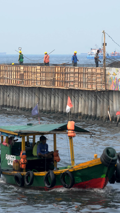 FOTO: Tanggul Laut Sepanjang 3,2 Km Dibangun untuk Cegah Rob di Kampung Nelayan Cilincing