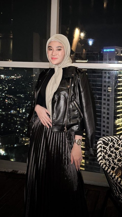 Clara Shinta Tetap Modis dengan Hijabnya
