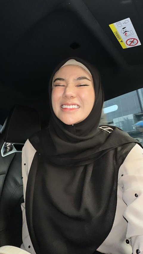 Tampil Kenakan Hijab, Clara Shinta Disebut Mirip Dhini Aminarti