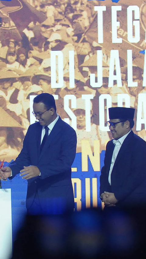 Ketua Umum Partai Nasional Demokrat (NasDem) Surya Paloh memberikan tumpeng kepada Calon Presiden dan Wakil Presiden Anies Baswedan, Muhaimin Iskandar di Kantor DPP Nasdem, Jakarta, Sabtu (11/11/2023).