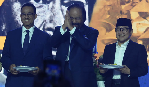 Ketua Umum Partai Nasional Demokrat (NasDem) Surya Paloh memberikan tumpeng kepada Calon Presiden dan Wakil Presiden Anies Baswedan, Muhaimin Iskandar di Kantor DPP Nasdem, Jakarta, Sabtu (11/11/2023).