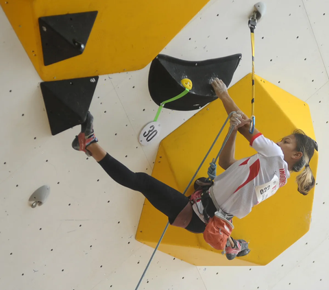 Atlet panjat tebing Indonesia, Sukma Lintang Cahyani berusaha  mencapai puncak pada kategori Lead Putri IFSC Climbing Asian Qualifier Jakarta 2023 di Gelora Bung Karno, Jakarta, Sabtu  (11/11/2023). <br>