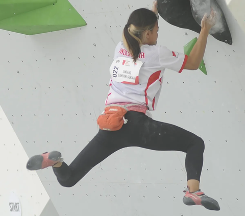 Sukma Lintang Cahyani berusaha mencapai puncak pada kategori Lead Putri IFSC Climbing Asian Qualifier Jakarta 2023 di Gelora Bung Karno, Jakarta, Sabtu (11/11/2023). 